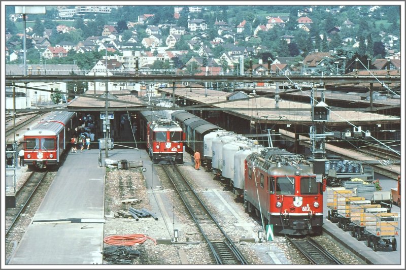 Ge 4/4 II 612  Thusis  auf Gleis 6, Ge 4/4 II 623  Bonaduz  auf Gleis 7 und ein Be 4/4 Pendel auf Gleis 8 im Bahnhof Chur. Der Poststumpen zwischen Gleis 7 und 8 ist bereits entfernt fr den bevorstehenden Umbau. (Archiv 08/90)
