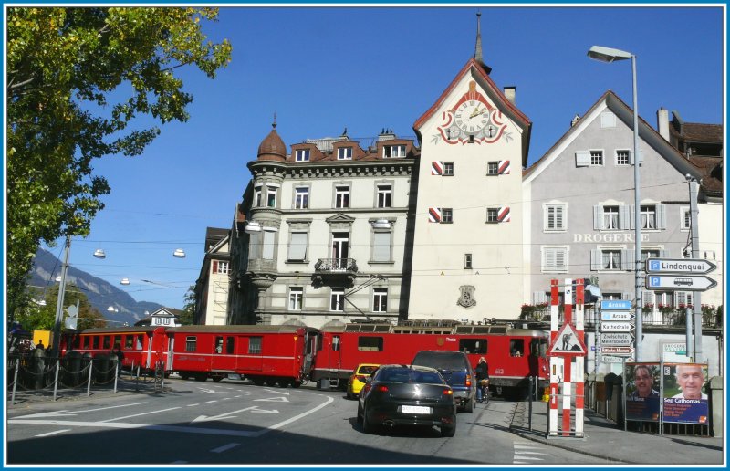 Ge 4/4 II 612  Thusis  umkurvt das Obertor in Chur mit einem Regionalzug Richtung Arosa. Obschon ich schon unzhlige Male hier gestanden habe, ist es mir noch nicht geglckt ein Bild ohne Autos zu machen. (14.10.2007)