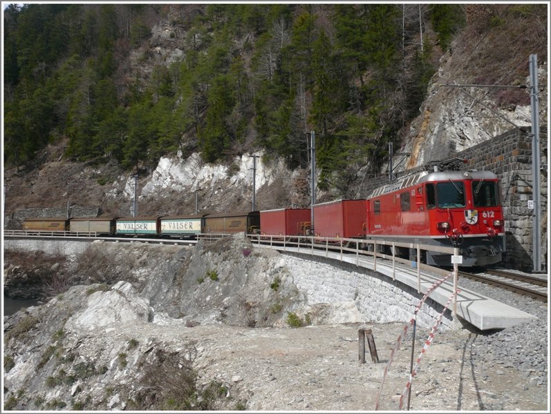 Ge 4/4 II 612  Thusis  mit  ValserwasserExpress  in der Rheinschlucht bei Trin. (03.04.2009)
