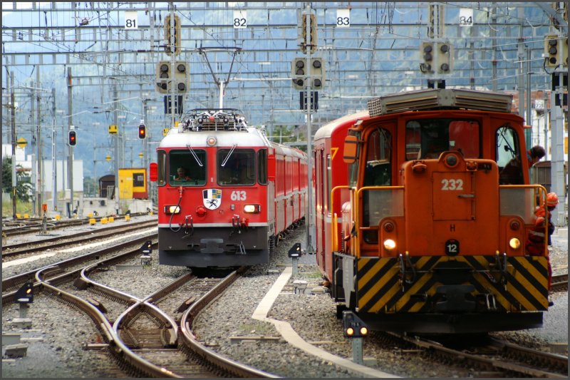 Ge 4/4 II 613  Domat/Ems  fhrt in Chur ein und berholt die Gm 3/3 232. (04.07.2007)
