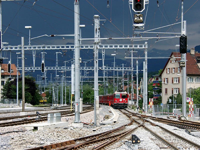 Ge 4/4 II 613  Domat/Ems  am Ost-Ende vom Bahnhof Chur bei Gewitterstimmung. 16.07.2005.