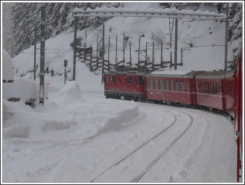 Ge 4/4 II 613  Domat/Ems  fhrt den RE nach Davos Platz und hat Halt auf Verlangen in Davos Laret, das dem Namen als Schneeloch alle Ehre macht. (12.11.2007)