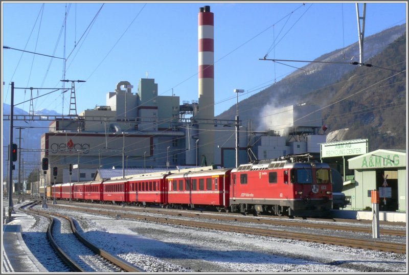 Ge 4/4 II 613  Domat/Ems  mit RE 1233 nach Scuol-Tarasp fhrt in Untervaz-Trimmis ein. Die Kulisse bildet die KVA Trimmis. (23.01.2008)