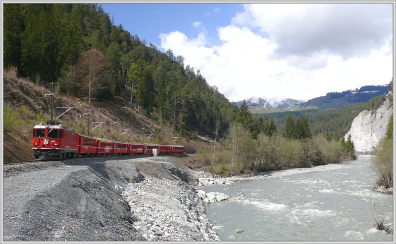 Ge 4/4 II 613  Domat/Ems  mit RE1241 unterhalb von Valendas. Deutlich zu sehen die ausgebesserte zuvor untersplte Stelle. (17.04.2009)