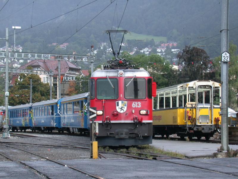 Ge 4/4 II 613  Domat/Ems  steht mit dem Arosaexpress am Bahnhof Chur. (23.09.2004) Dank der nach wie vor warmen Temperaturen steht auch der offene Aussichtswagen immer noch bereit fr Fahrten nach Arosa.