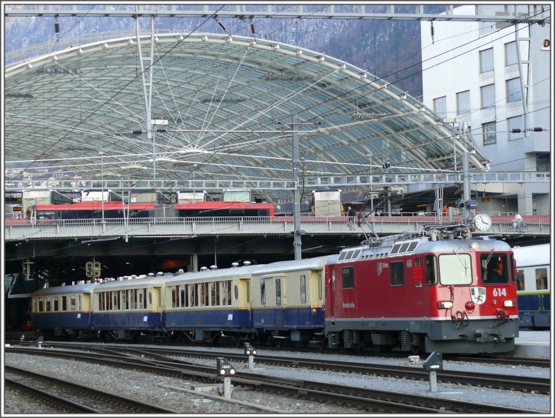 Ge 4/4 II 614  Schiers  mit einem Salonextrazug nach St.Moritz fr einen Scheich mit seinem Gefolge.(15.12.2007)