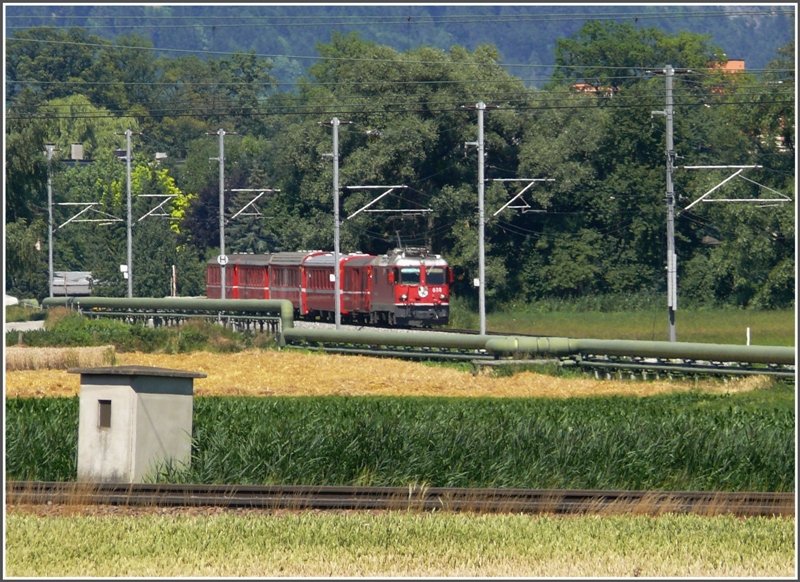 Ge 4/4 II 614  Schiers  mit IR nach Disentis nhert sich Zizers. Im Vordergrund die Geleise der SBB Strecke. (09.07.2008)