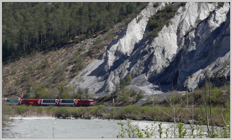 Ge 4/4 II 614  Schiers  fhrt mit dem GlacierExpress 903 durch die Rheinschlucht zwischen Versam und Valendas. (7.04.2009)