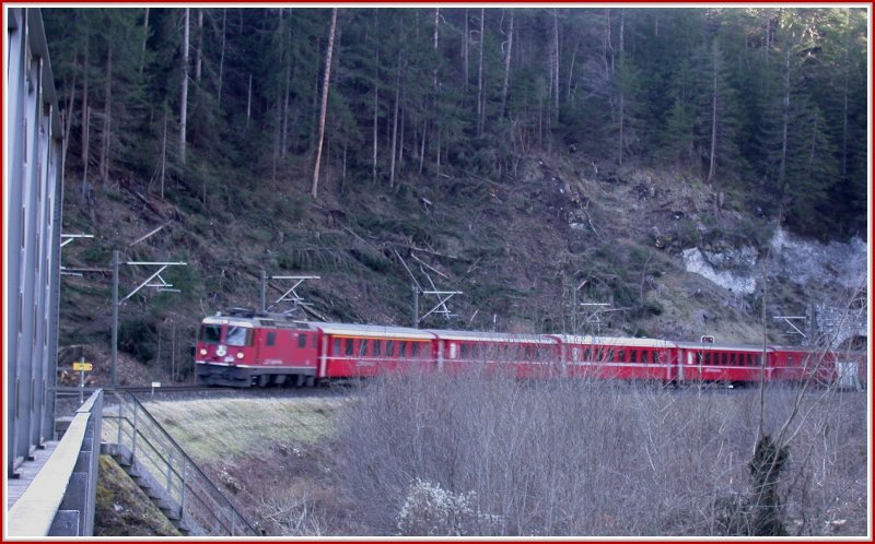 Ge 4/4 II 614  Schiers  mit RE 1253 erscheint aus dem Chrummwag-Tunnel Richtung Rheinbrcke. (04.03.2007)