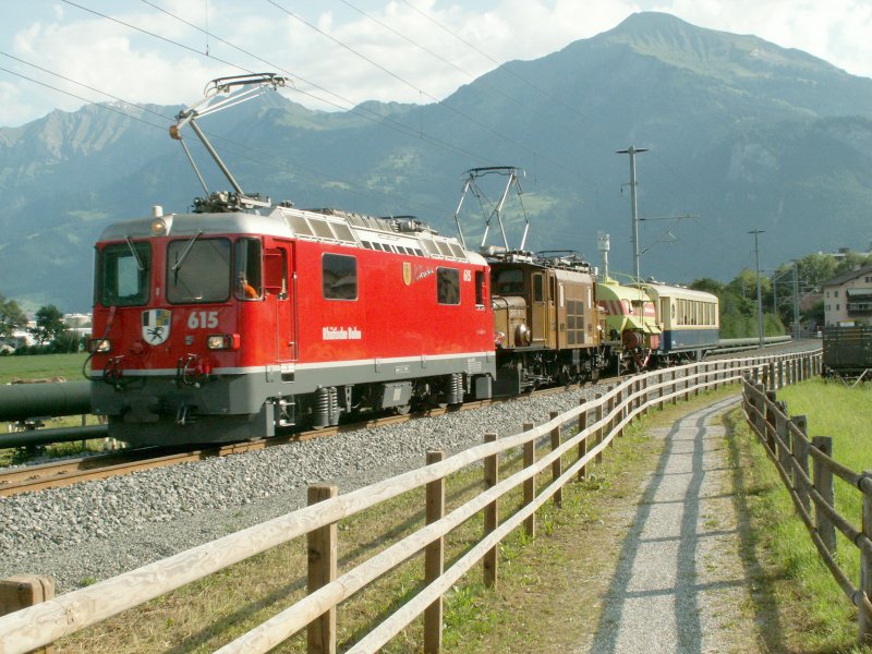 Ge 4/4 II 615,Ge 6/6 I 414(Krokodil),Tanklschwagen und ein Pullmanwagen auf dem Weg zum Bahnhofsfest in Bonaduz.Igis 10.06.07