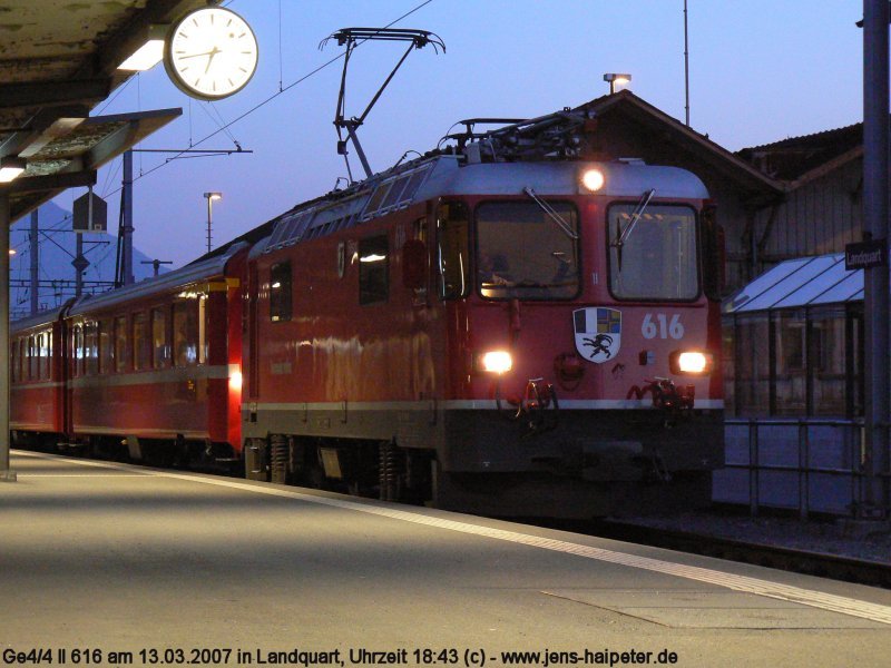 Ge 4/4 II 616 im abendlichen Landquart am 13.03.2007