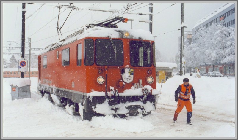 Ge 4/4 II 616  Filisur  kmpft sich durch den Schnee am Bahnhofplatz in Chur. Im Hintergrund erkennt man noch abgestellte belgische Wagen, die fr Intersoc Kinder in den Schweizer Skiurlaub gebracht haben. (Archiv 02/98)