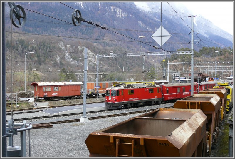 Ge 4/4 II 617  Ilanz  verlsst mit RE nach St.Moritz den Bahnhof Reichenau-Tamins. (10.12.2007)