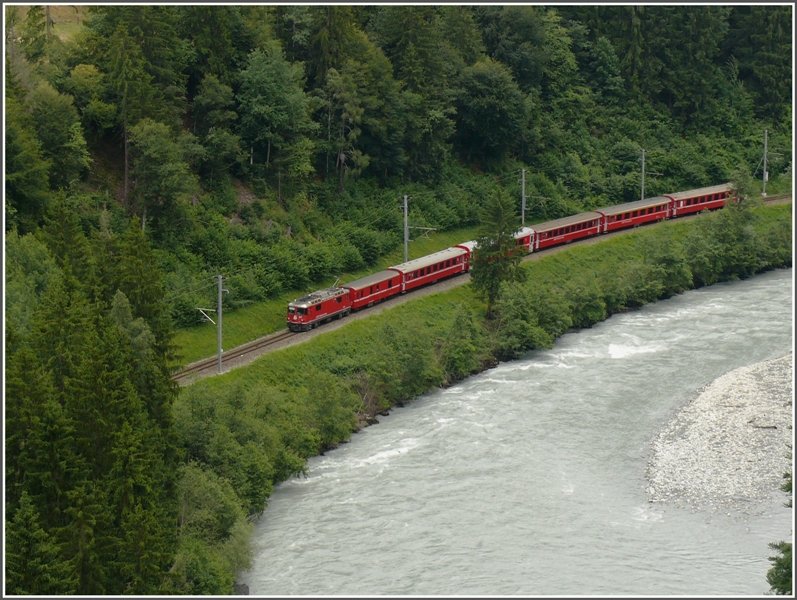Ge 4/4 II 617  Ilanz  fhrt mit RE 1236 entlang des Vorderrheins in die Rheinschlucht. (11.06.2008)