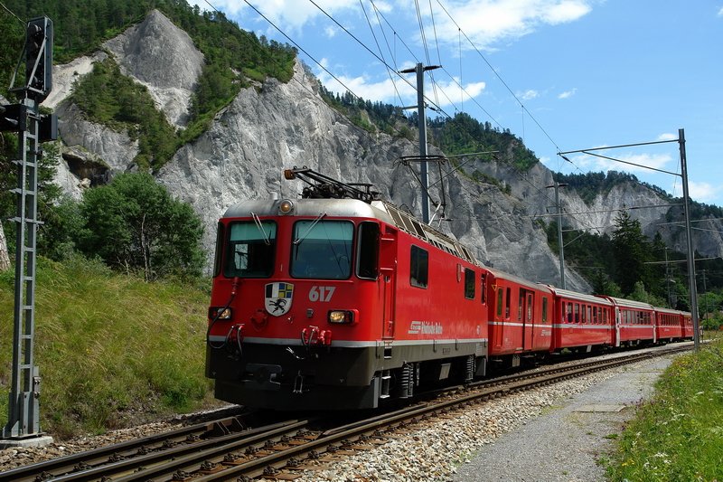 Ge 4/4 II 617  Ilanz . Der RegioExpress verlsst den Bhf. Versam-Safien in Richtung Disentis. Beeindruckend die Rheinschlucht unten am Bahnhof. 30.6.2008