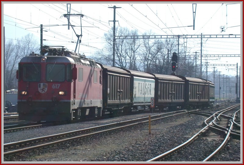 Ge 4/4 II 617  Ilanz  fhrt mit den Valserwasserwagen aus Ilanz kommend in Untervaz ein. (19.02.2007)