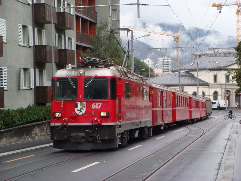 Ge 4/4 II 617 mit Regio nach Arosa bei der Ausfahrt in Chur am 27.09.2007