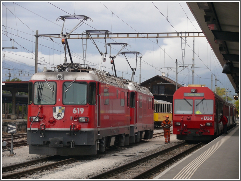 Ge 4/4 II 619  Samedan  und 612  Thusis  knnen nicht genug Strom kriegen, so scheint es wenigstens. (08.10.2009)