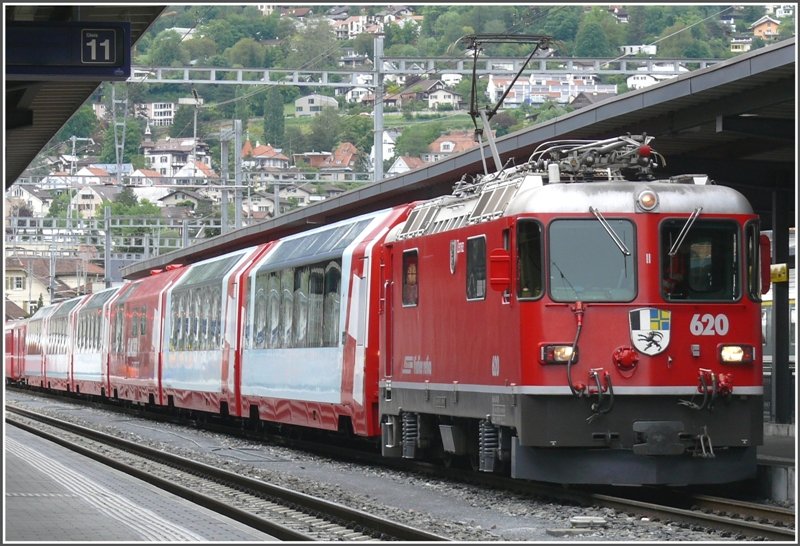 Ge 4/4 II 620  Zernez  mit Glacier Express in Chur. (18.03.2008)