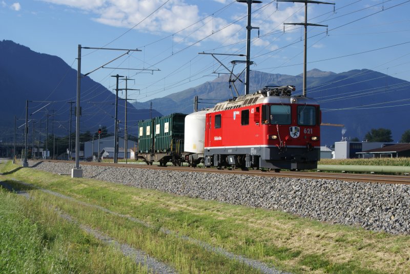 Ge 4/4 II 621 fhrtam 19.8.08  mit zwei Gterwagen von Zizers Richtung Landquart.