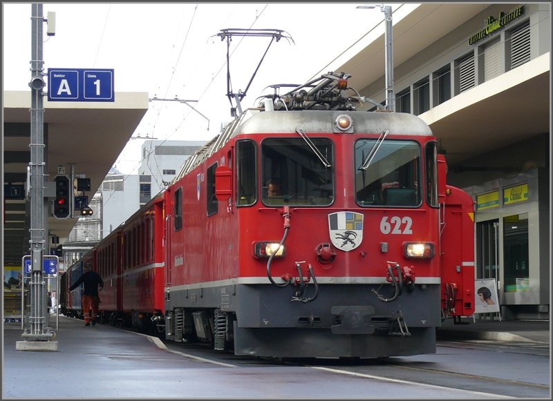 Ge 4/4 II 622  Arosa  ist soeben aus Arosa kommend am Gleis 1 in Chur eingetroffen. (13.03.2008)