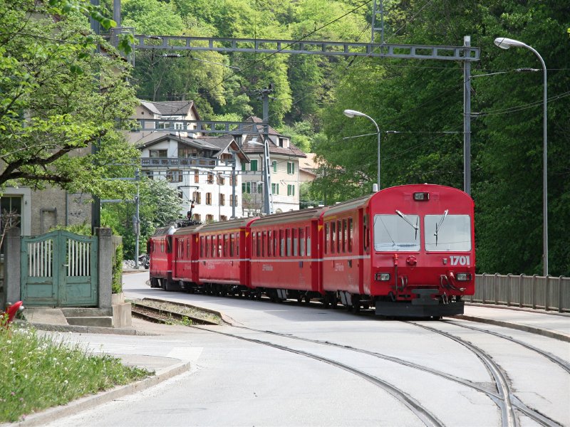 Ge 4/4 II 623  Bonaduz mit Steuerwagen 1701 steht am alten Depot Chur-Sand abfahrbereit nach Arosa (1. Mai 2007). Hinweis: Wegen Straenbauarbeiten zwischen Bhf Chur und Depot Chur-Sand verkehrten die Arosa-Zge in dieser Zeit nicht vom Churer-Bahnhofsvorplatz sondern von Chur-Sand aus.
