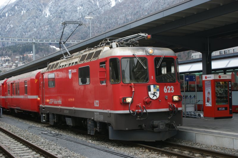 Ge 4/4 II 623 Bonaduz abfahrbereit am 10.03.2009 in Chur.
Inbetriebsetzung 1978 - 1985, 11kV / 16.7 Hz, 1000 mm, 50,0 t,
90 km/h, Erbauer SLM/BBC.