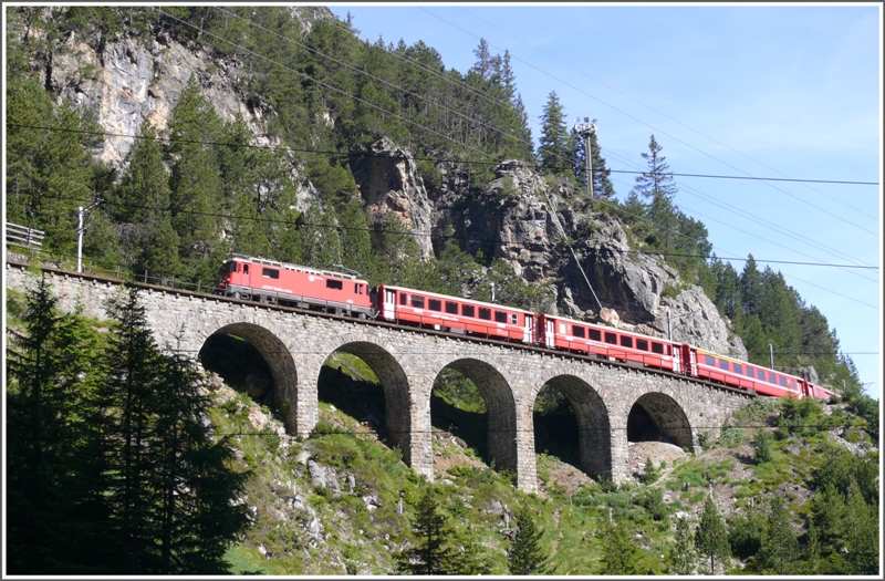 Ge 4/4 II 623  Bonaduz  mit RE 1121 nach St.Moritz oberhalb Muot an der Albulastrecke. (18.06.2009)