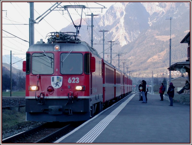 Ge 4/4 II 623  Bonaduz  hlt mit RegionalExpress in Zizers. (09.02.2007)