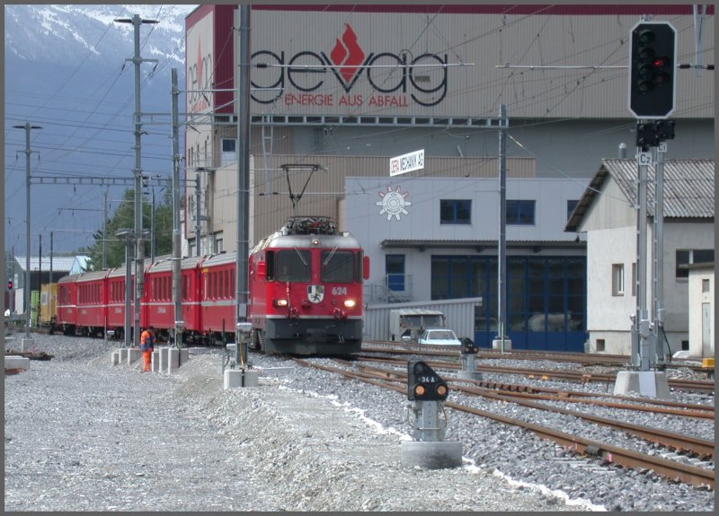 Ge 4/4 II 624  Celerina  fhrt von Chur herkommend in Untervaz ein. (30.05.2007)