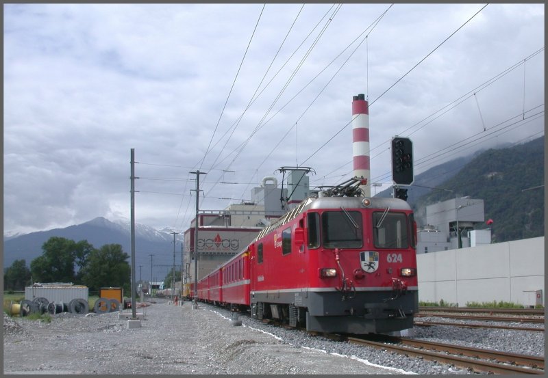Ge 4/4 II 624  Celerina/Schlarigna) fhrt mit dem RE nach Scuol/Tarasp in Untervaz ein. Hinter dem Zug ist die Kehrichtverbrennungsanlage zu sehen und ganz im Hintergrund der Dreibndenstein. (30.05.2007)