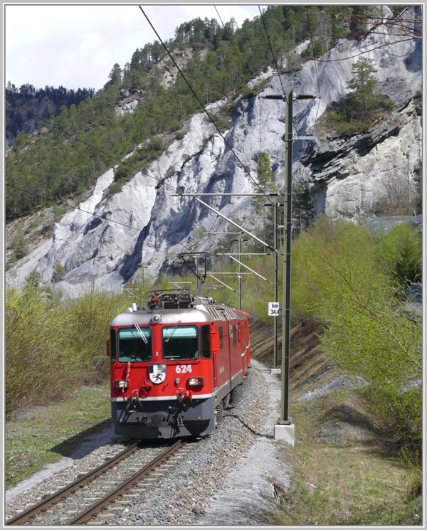 Ge 4/4 II 624  Celerina/Schlarigna  mit RE1228 zwischen Versam und Valendas. (17.04.2009)