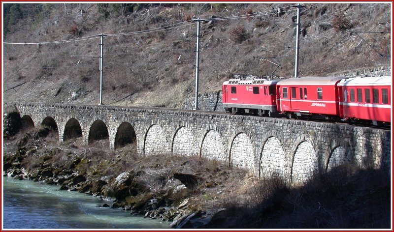 Ge 4/4 II 624  Celerina/Schlarigna  schlngelt sich mit einem RE dem Vorderrhein entlang Richtung Trin. (04.03.2007)
