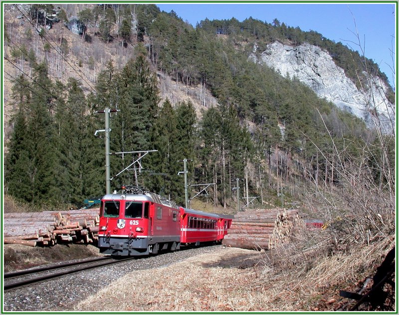 Ge 4/4 II 625  Kblis  erscheint mit RE 1236 nach Disentis zwischen den gefllten Bumen unterhalb von Versam-Safien. Ungewhnlich ist fr diese Jahreszeit die vllig schneelose Rheinschlucht. (04.03.2007)