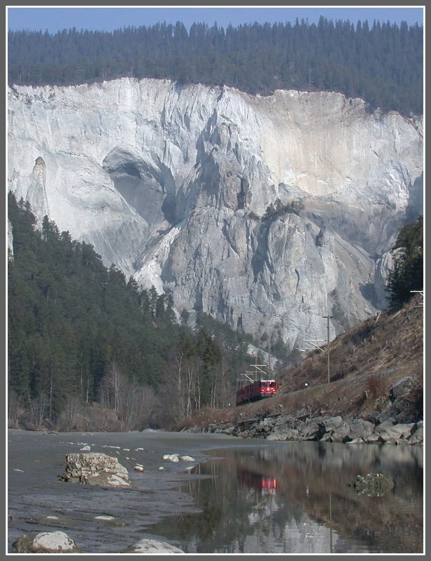 Ge 4/4 II 625  Kblis  kommt bei Versam-Safien um die Kurve und fhrt entlang des Vorderrheins Richtung Disentis. (18.03.2007)