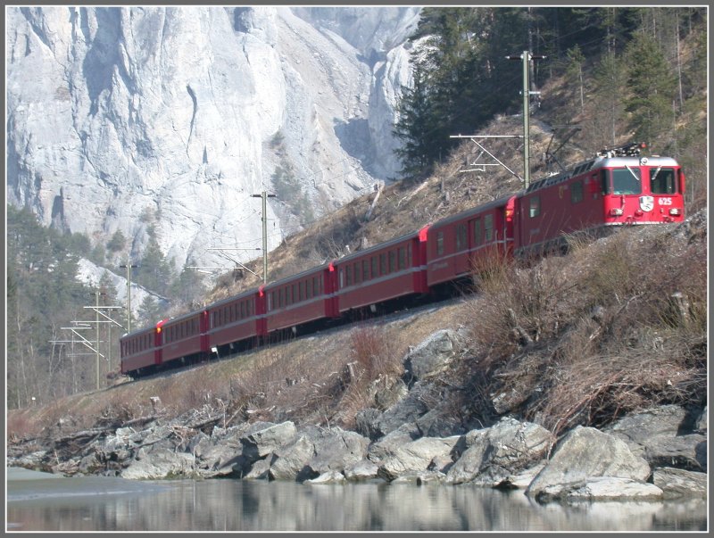 Ge 4/4 II 625  Kblis  durchbricht mit ihrem Regionalzug die Stille in der Rheinschlucht. (18.03.2007)