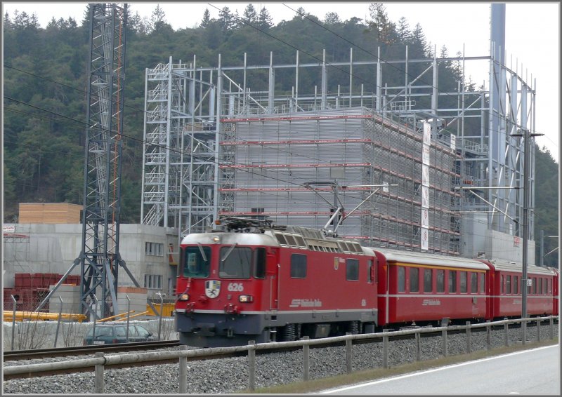 Ge 4/4 II 626  Malans  fhrt am neuen Block 3 des TEGRA Biomassekraftwerkes bei Ems Werk vorbei. (01.04.2008)
