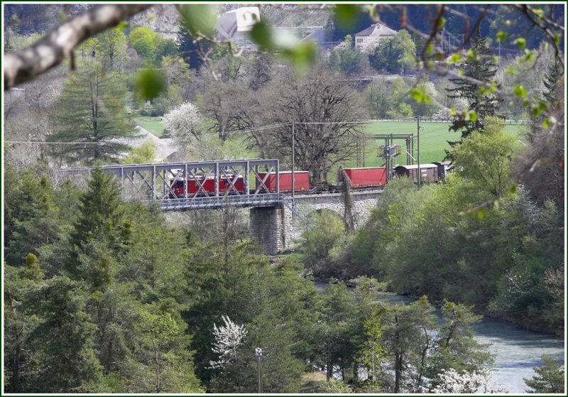 Ge 4/4 II 626  Malans  berquert mit dem Valserwasserzug soeben die Vorderrheinbrcke bei Reichenau-Tamins. (16.04.2009)