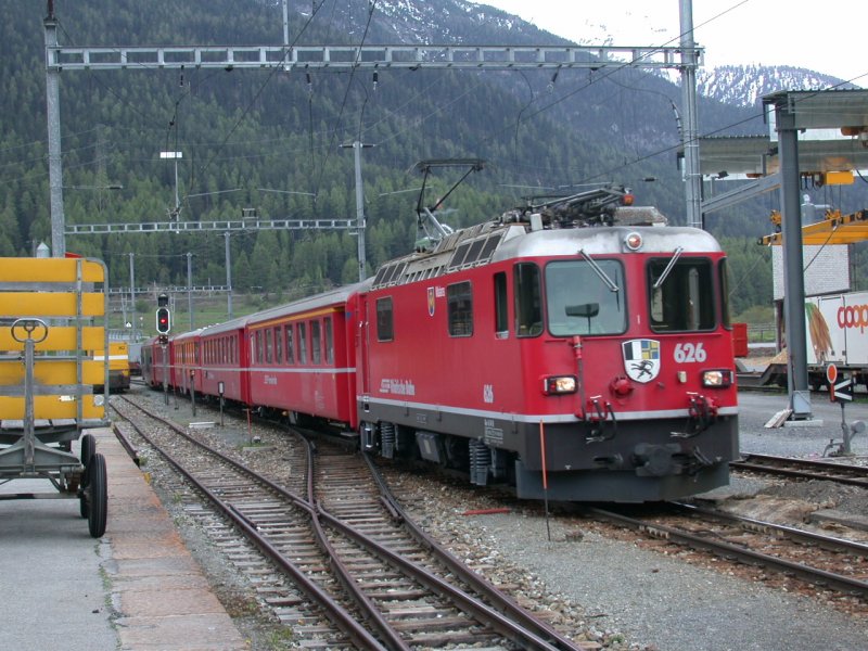 Ge 4/4 II 626  Malans  mit Regionalzug nach Scuol/Tarasp in Zernez. (26.05.2004) 