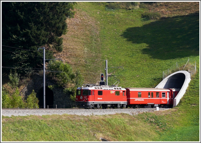 Ge 4/4 II 627  Reichenau-Tamins  verlsst den 2006 neu gebauten Saaser Tunnel. Das alte Tunnelportal ist links der Lok sichtbar. (24.09.2009)