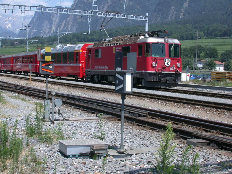 Ge 4/4 II 627  Reichenau-Tamins  mit einem neuen Panoramawagen 1.Klasse wartet in Untervaz auf einen Gegenzug. (03.07.2006)