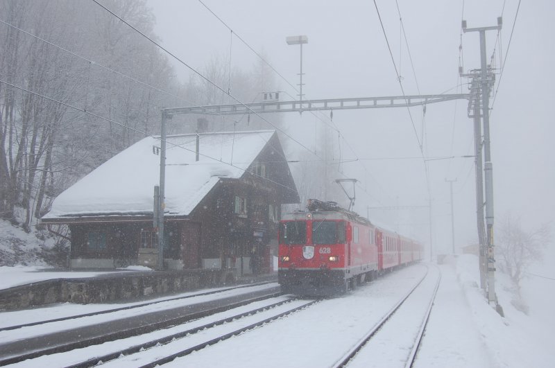 Ge 4/4 II 628 mit Arosa-Zug in Peist am 03.03.2009