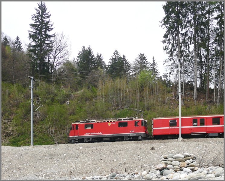 Ge 4/4 II 628  s-Chanf  mit RE 1244. (21.04.2009)
