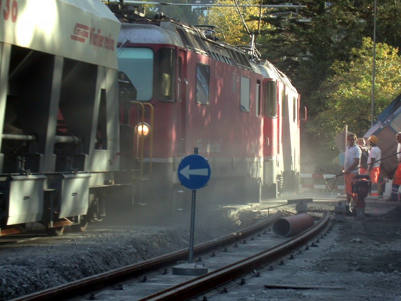 Ge 4/4 II 628 S-chanf und 633 Zuoz (beides Ortschaften im Engadin) schleppen gemeinsam einen Gterzug durch die Engadinstrasse in Chur Richtung Arosa. (26.10.2006)