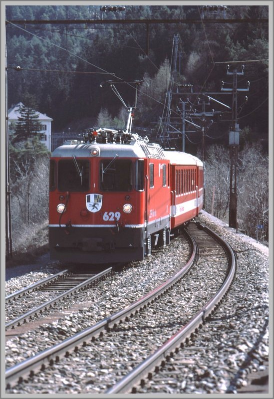 Ge 4/4 II 629  Tiefencastel  mit FO Wagen auf dem Weg in die Rheinschlucht bei der Verzweigung Reichenau-Tamins. (Archiv 05-85)