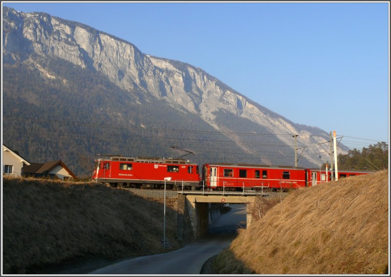 Ge 4/4 II 629  Tiefencastel  mir RE Nach Disentis bei Domat/Ems. (25.01.2008)