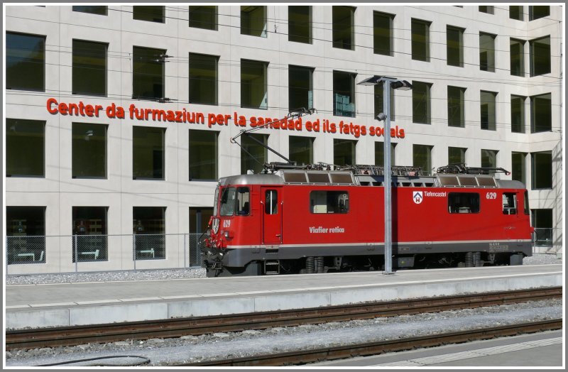 Ge 4/4 II 629  Tiefencastel  und das neue Gesundheitszentrum am Bahnhof Chur sind beide romanisch angeschrieben. (26.02.2008)