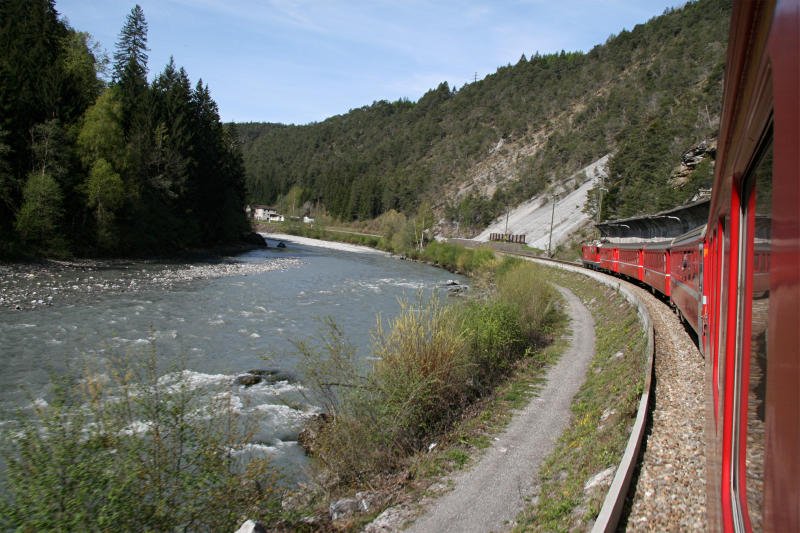 Ge 4/4 II 629  Tiefencastel  mit RE 1220 Scuol-T. - Landquart - Disentis/Mustr am 3. Mai 2008 kurz nach dem Bhf. Trin am Vorderrhein entlang. (Im Hintergrund die Anlage des Kraftwerks Pintrun mit eigenem Anschlugleis)