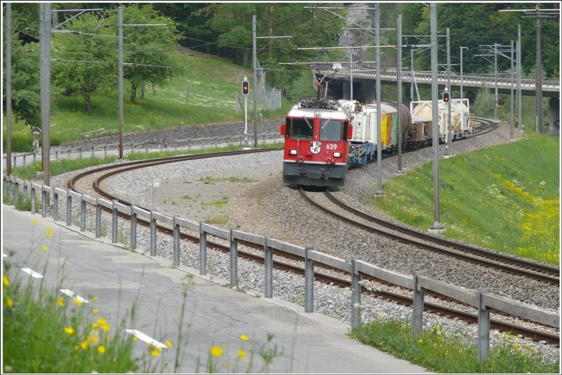 Ge 4/4 II 629  Tiefencastel  und 620  Arosa  ziehen eine Gterzug durch die Dienststation Fuchsenwinkel. (14.05.2009)