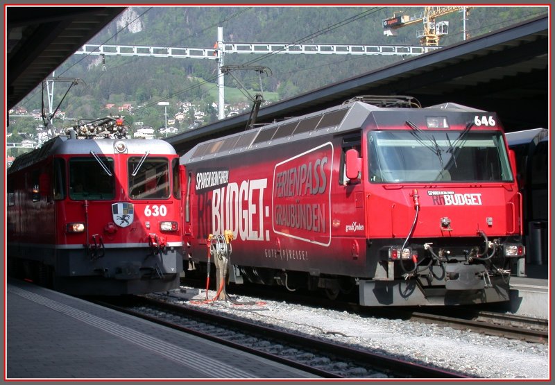 Ge 4/4 II 630  Trun  neben Ge 4/4 III 646  St.Maria/Val Mstair  mit Eigenwerbung abfahrbereit in Chur. (01.05.2007)